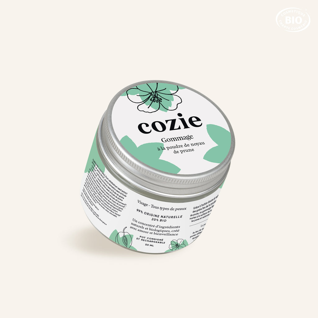 Gommage visage à la poudre de noyau de prune